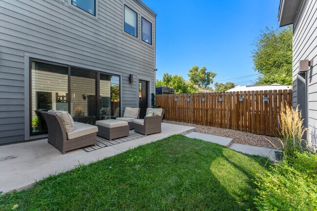 Building Photo - 1544 Utica St