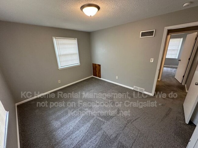 Building Photo - 708 NW Mock Ave