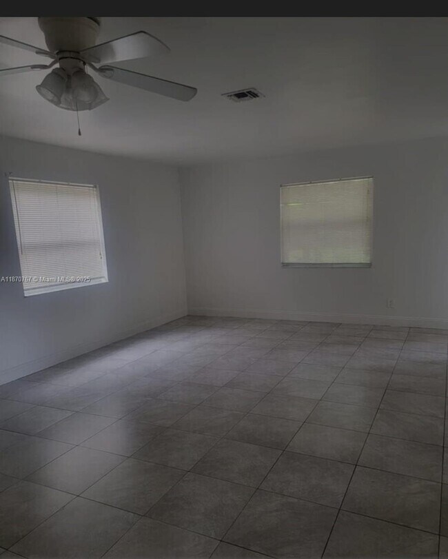 Building Photo - 853 SW 9th Ct