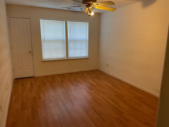 Building Photo - 137 Post Oak Rd