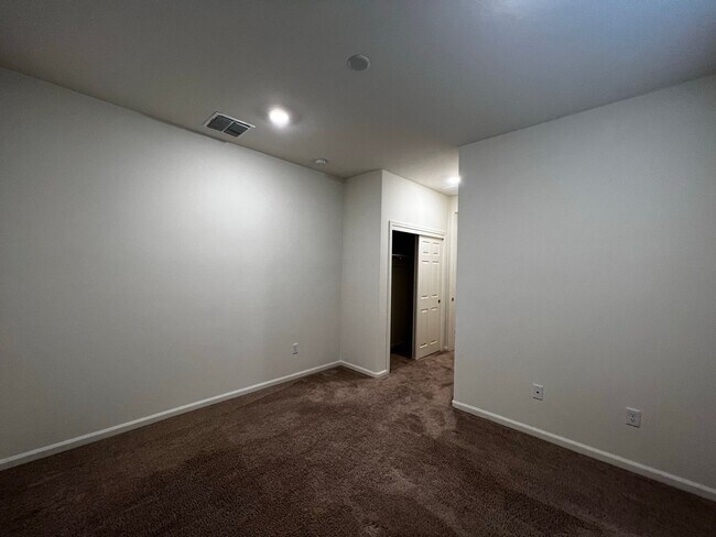 Building Photo - 4 Bedroom Home with 3-Car Garage in Gladde...