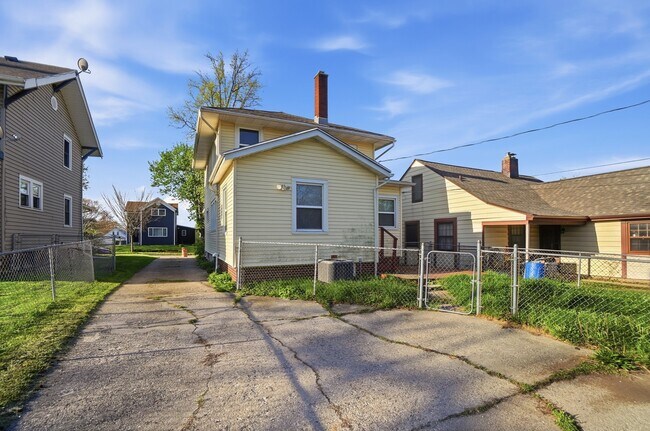 Building Photo - 1033 Forest Ave