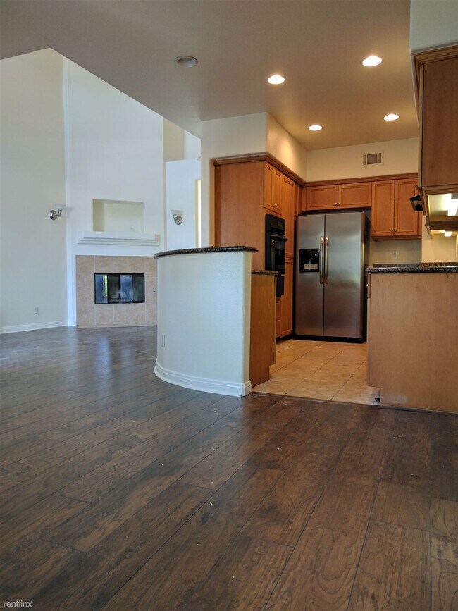 Building Photo - 3 br, 3 bath Townhome - Escondido Park Row
