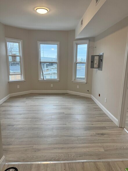 Building Photo - 241 Walnut St