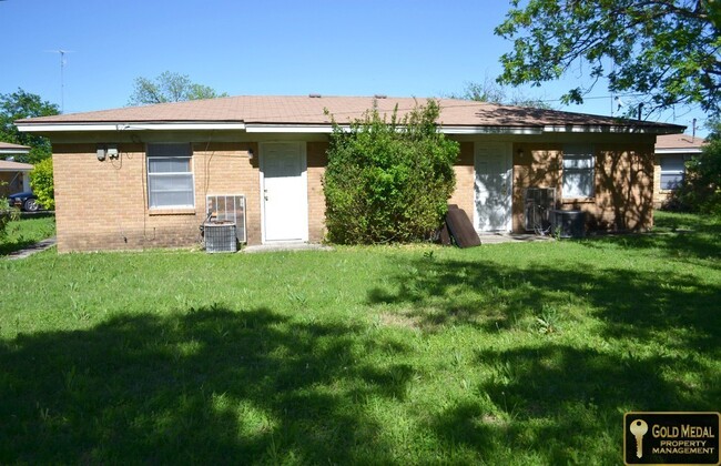 Building Photo - 802 Pecan Cir