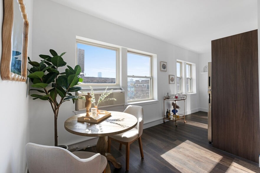 Building Photo - 1555 W Hollywood Ave