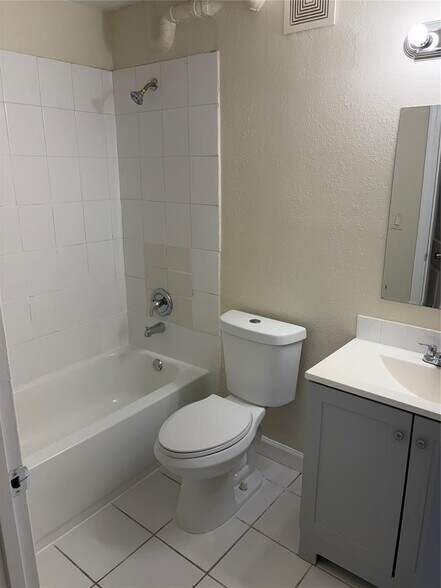 Building Photo - 1153 Lake Victoria Dr