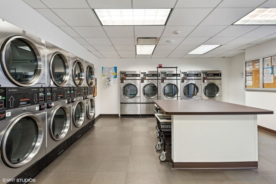 Building Photo - 2020 N Lincoln Park W