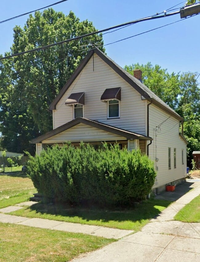 Building Photo - Section 8 Accepted! Spacious Newly Renovat...