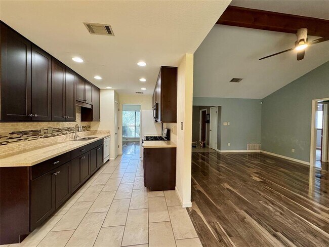 Building Photo - 2112 Surrender Ave