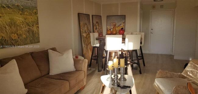 Building Photo - 900 NE 18th Ave