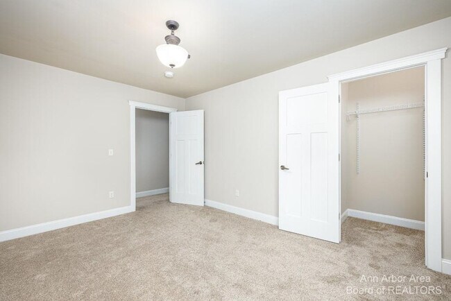 Building Photo - 2 Maple Vlg Ct