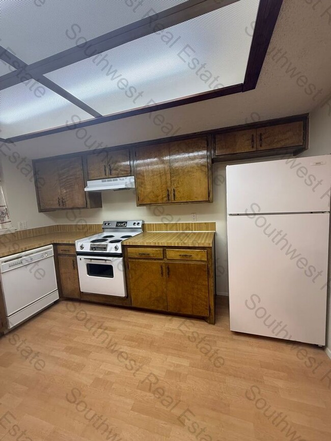 Building Photo - Spacious 2-bedroom 2 baths on the golf course!