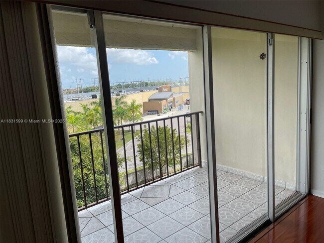 Building Photo - 9180 Fontainebleau Blvd