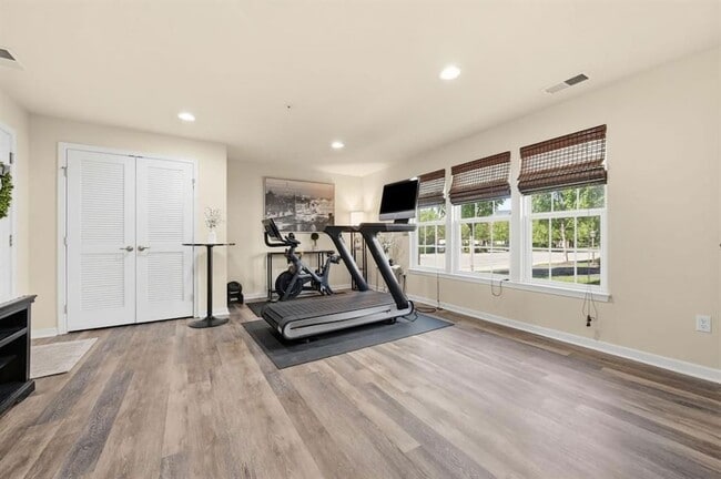 Building Photo - 601 Pointe View Dr