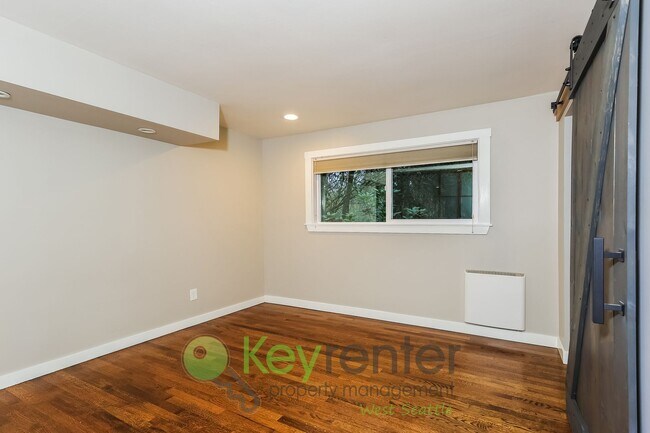 Building Photo - Remodeled Home with Zen Room, Soaking Tubs & Gas Fireplace