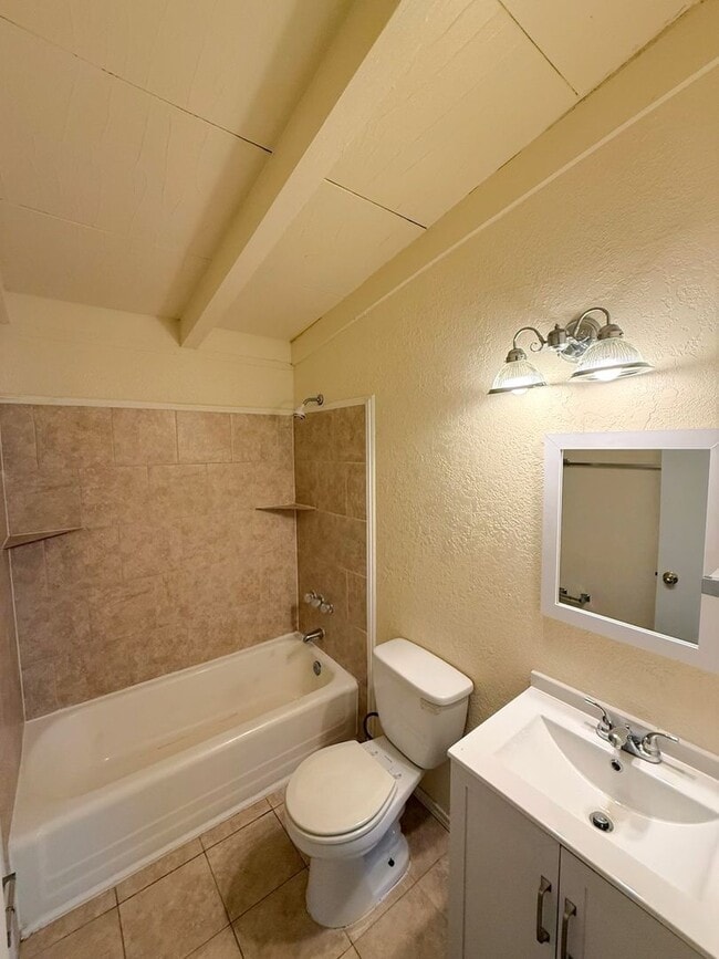 Building Photo - 2 Bed/ 1.5 Bath with a bonus area in Kille...