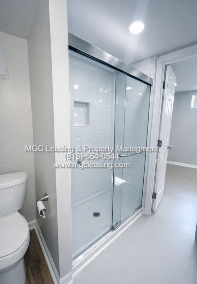 Building Photo - Freshly Renovated & Move-In Ready in Blue Springs
