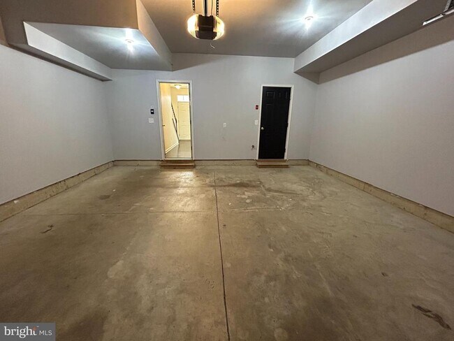 Building Photo - 1379 Parish Ave