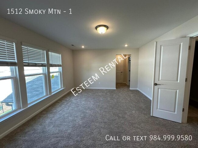 Building Photo - 1512 Smoky Mountains St