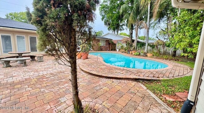 Building Photo - 5557 Floral Ave