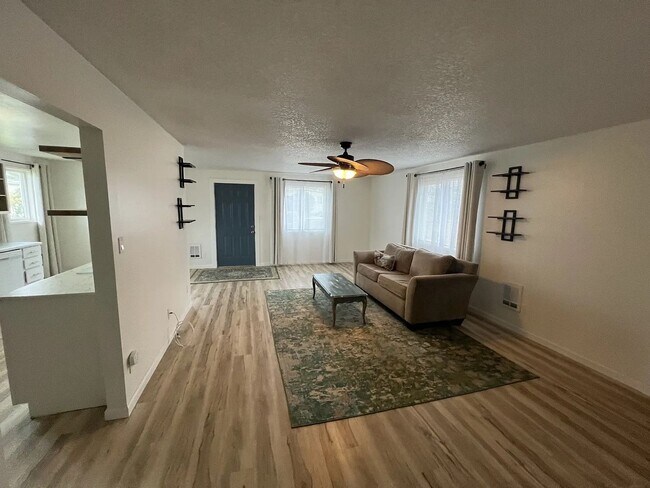 Building Photo - Well Maintained, 2-Bedroom, 1-Bath Home Cl...