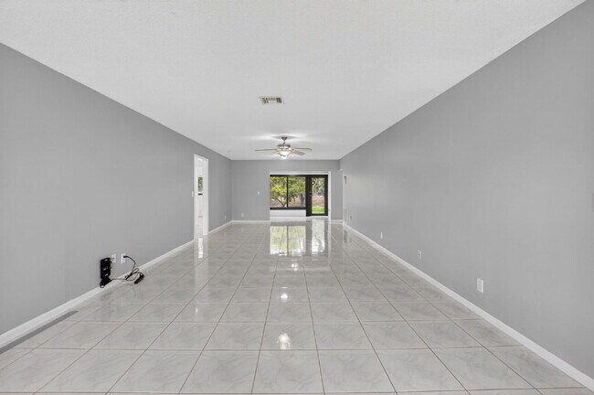 Building Photo - "Spacious 2-Bed, 2-Bath Boynton Beach Gem with Modern Granite Elegance – 1400 Sq Ft!"