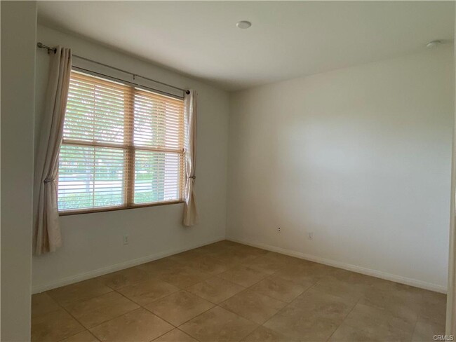 Building Photo - 32 Ovation