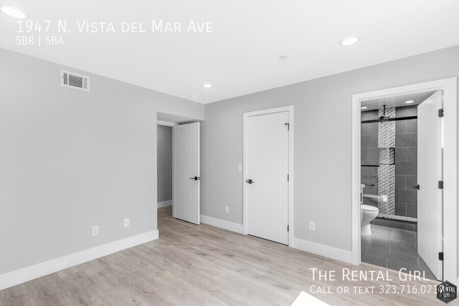 Building Photo - Hot-to-Go 5BR Townhome in Hollywood Dell w...