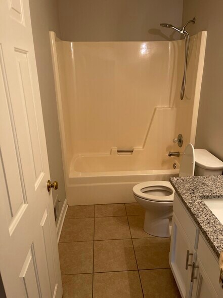 Building Photo - 800 Mountain View Ct