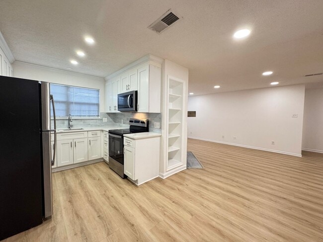 Building Photo - Bright And Cozy 3 Bed 2 Bath Condo In Vibrant Heights On Penderbrook