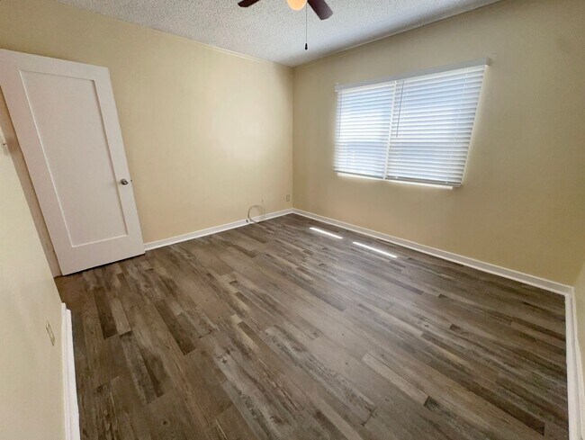 Building Photo - LARGE DOWNSTAIRS ONE BEDROOM ONE BATH!