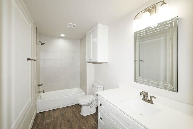 Building Photo - 7628 Woodford Ave