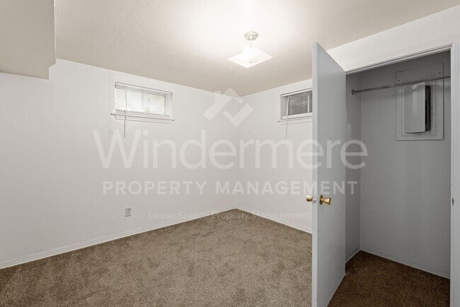 Building Photo - Charming 4-Bedroom Home with Garage & Spacious Yard!