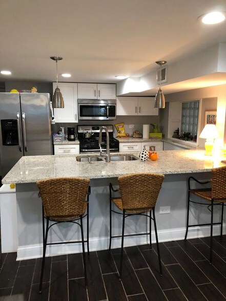 Kitchen - 4327 N Avers Ave