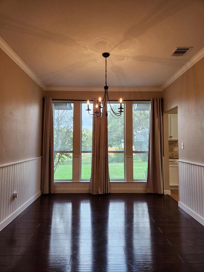 Building Photo - 207 Meadows Ln