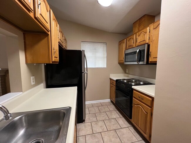 Building Photo - 2652 Millbank Dr