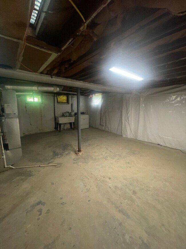 Building Photo - AVAILABLE NOW!! 4 Bed 1.5 Bath Home IN South Park