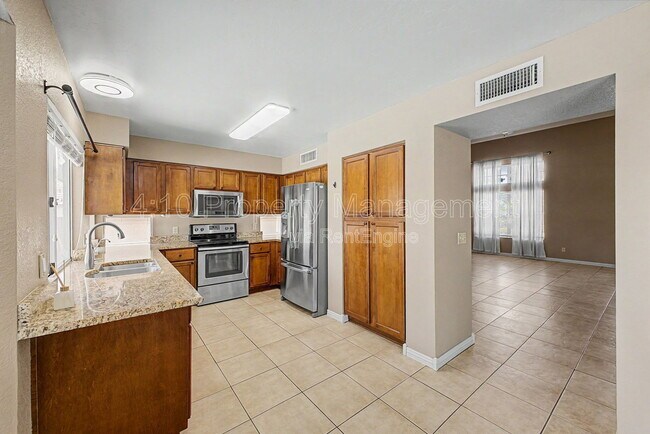 Building Photo - 3236 E Hiddenview Dr