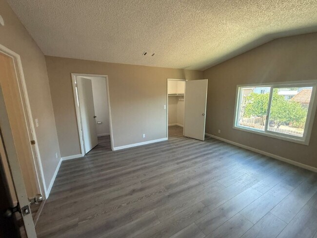 Building Photo - Rare Remodeled 5 Bedroom 2.5 Bath Tri Level in Vacaville