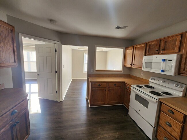 Building Photo - Beautiful 2 bedroom 2 full bath condo clos...
