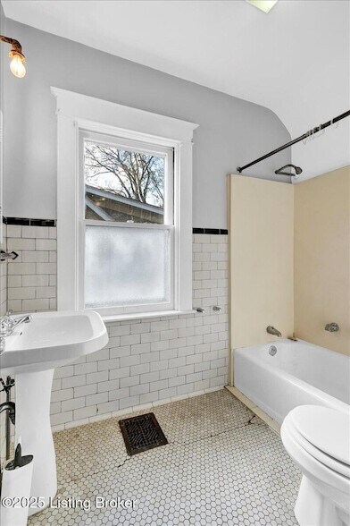 Building Photo - 2059 Alta Ave