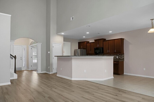 Building Photo - 3 bedrooms, 2.5 bathrooms  2-car garage in...