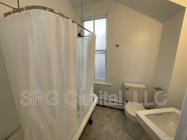 Building Photo - 164 S Pine St