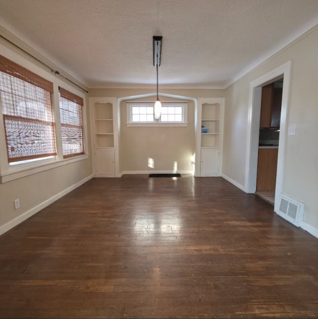 Building Photo - BEAUTIFUL 4 BEDROOM TUDOR STYLE HOME IN EUCLID