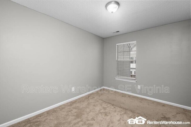 Building Photo - 688 Aylesbury Dr