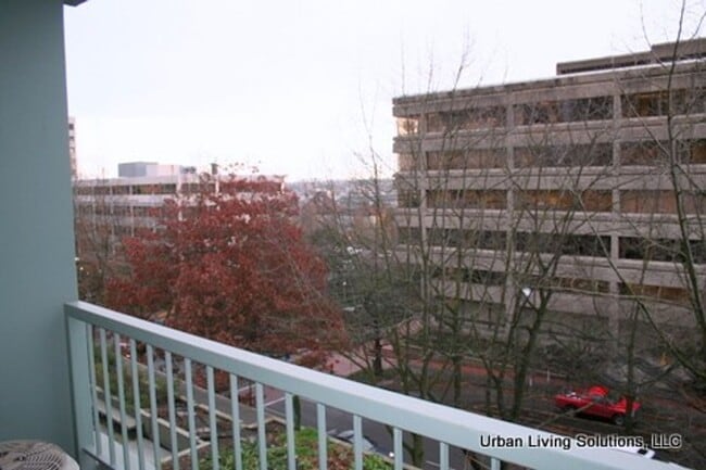 Building Photo - Harrison East Condos - 1 bed/1 bath w/balcony/storage/free laundry/pool (DOWNTOWN/PSU/OHSU)