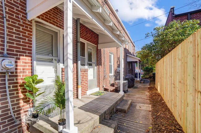 Building Photo - Thornwood Place 1253-1259