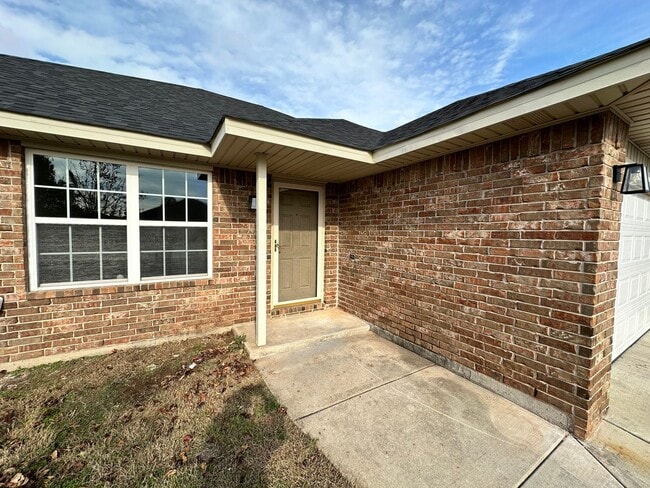 Building Photo - Beautiful 3bed/2bath House Available Near Tinker and Oklahoma Heart Hospital!