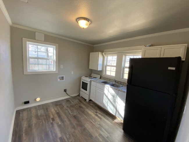 Building Photo - Spacious 2 Bed 1 Bath!